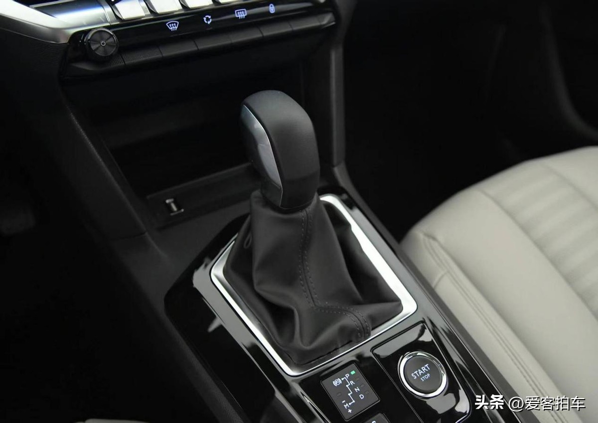 新款408好还是新款速腾好,标致4082019款与大众速腾对比