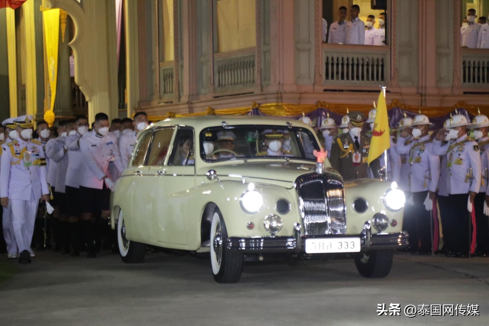 泰国国王亲自给学生发毕业证,泰国王后苏提达获得荣誉学位