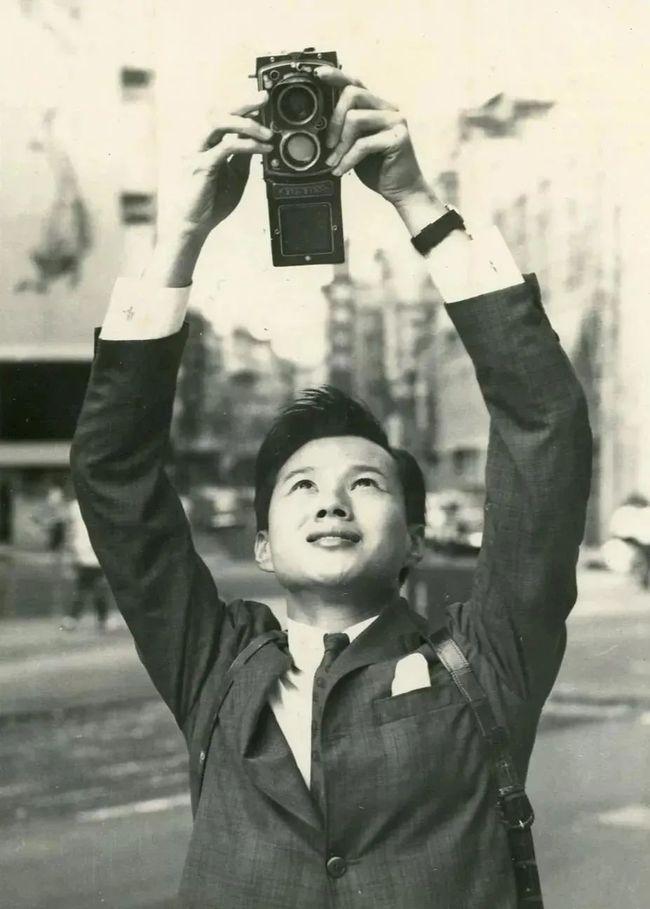 他是华人摄影界传奇，却迫于生计拍三级片…成为“情*电影色**大师”