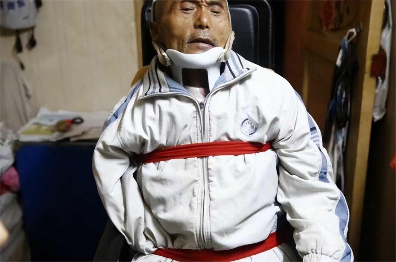 2015年，安徽女孩上街“扮牛”让人骑5元一次，背后隐情催人泪下