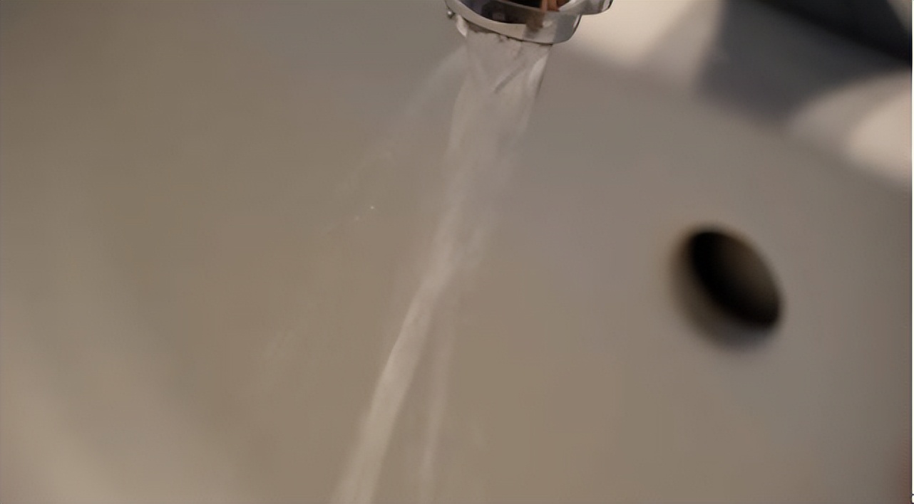 家里水龙头滴水小技巧,水龙头出水教程