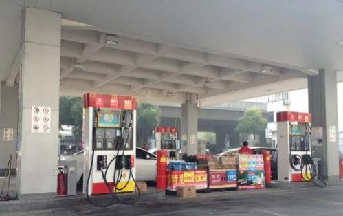 新手加油注意事项和安全细节,汽车加油你所不知道的几点很重要