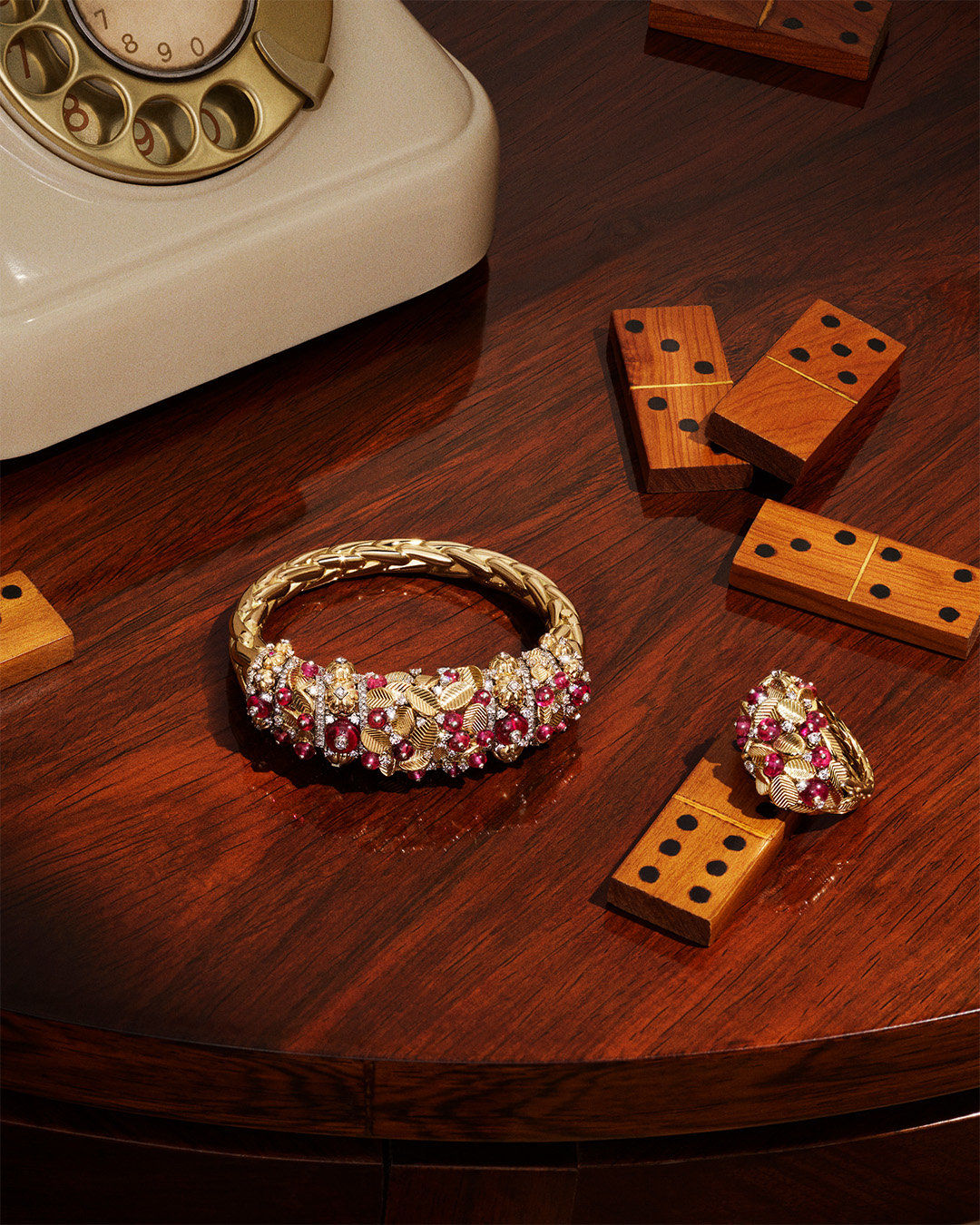 卡地亚携手艾丽·范宁倾情演绎全新GRAINDECAFÉ系列咖啡豆珠宝