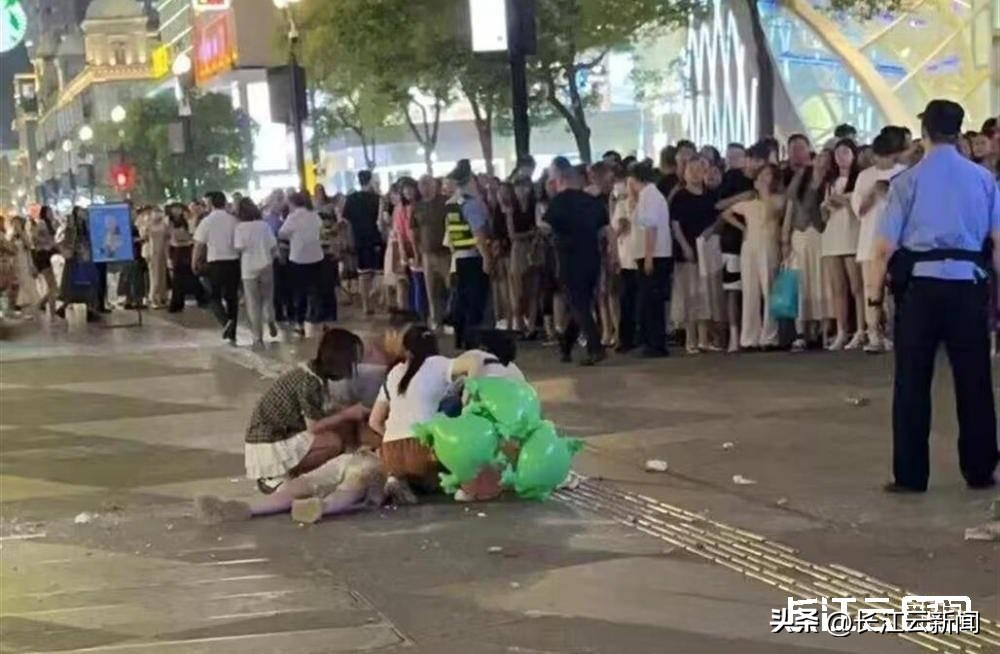 江汉路外立面脱落,江汉路被砸小伙