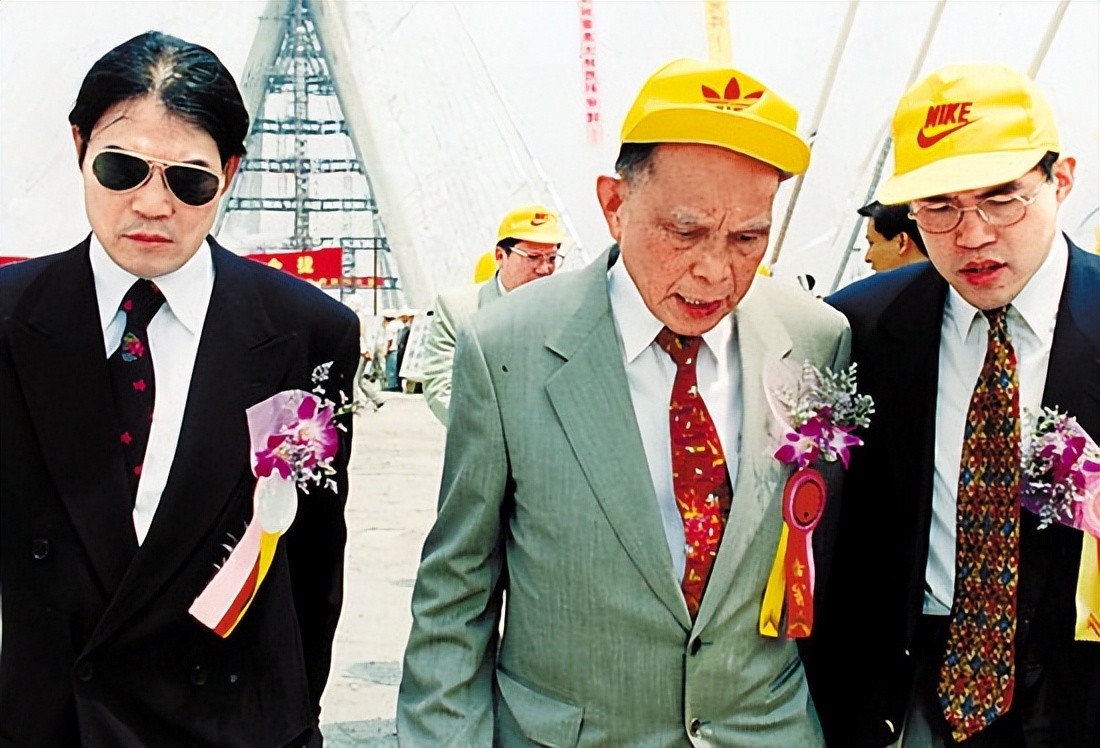 百年霍家：独尊大房，二房三房子女不与父合影，不得插手家族生意