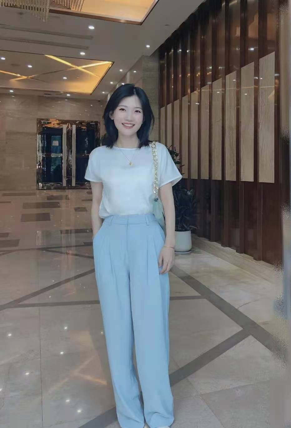 女人尽量少穿黑色衣服,女人到了中年尽量少穿这2个颜色