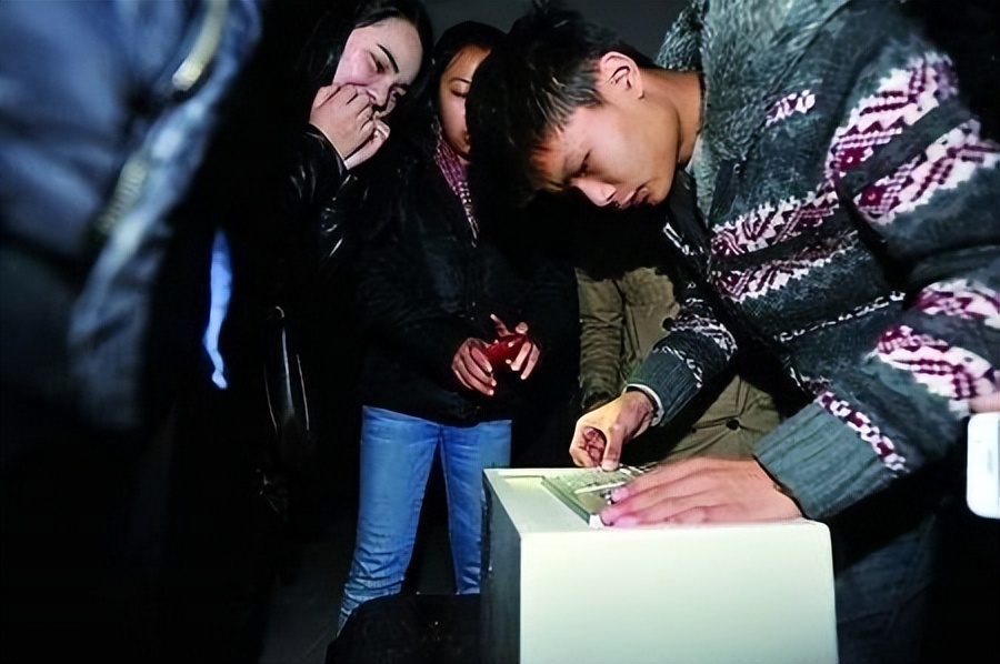 年轻人对密室乐此不疲，为完成“擦边球”任务，竟不断试探底线？