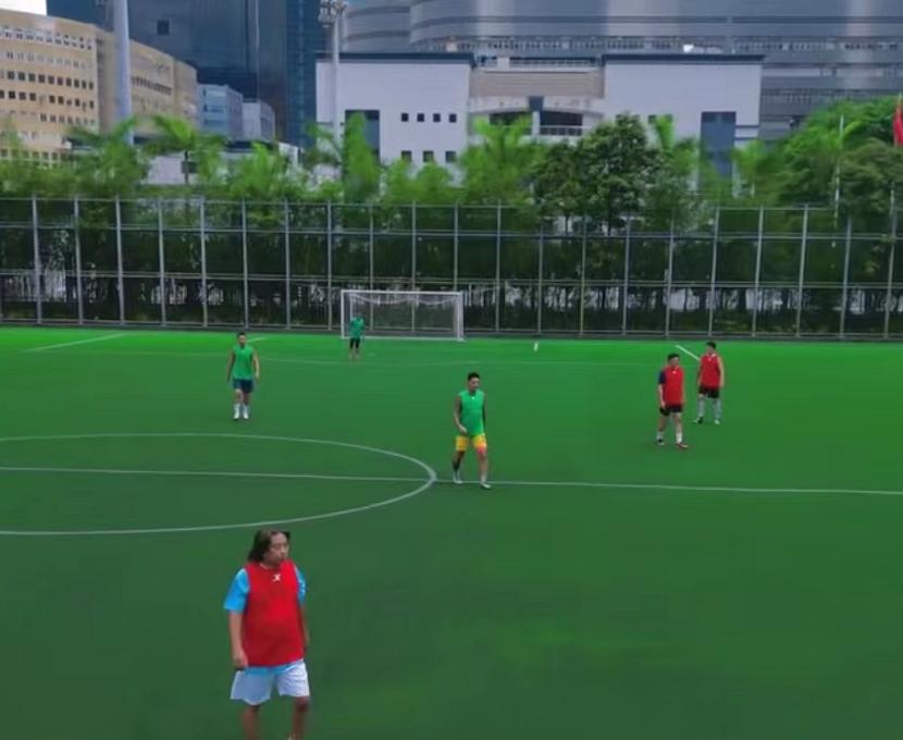 黄日华在香港明星足球队的分量,香港明星足球队黄日华踢人视频