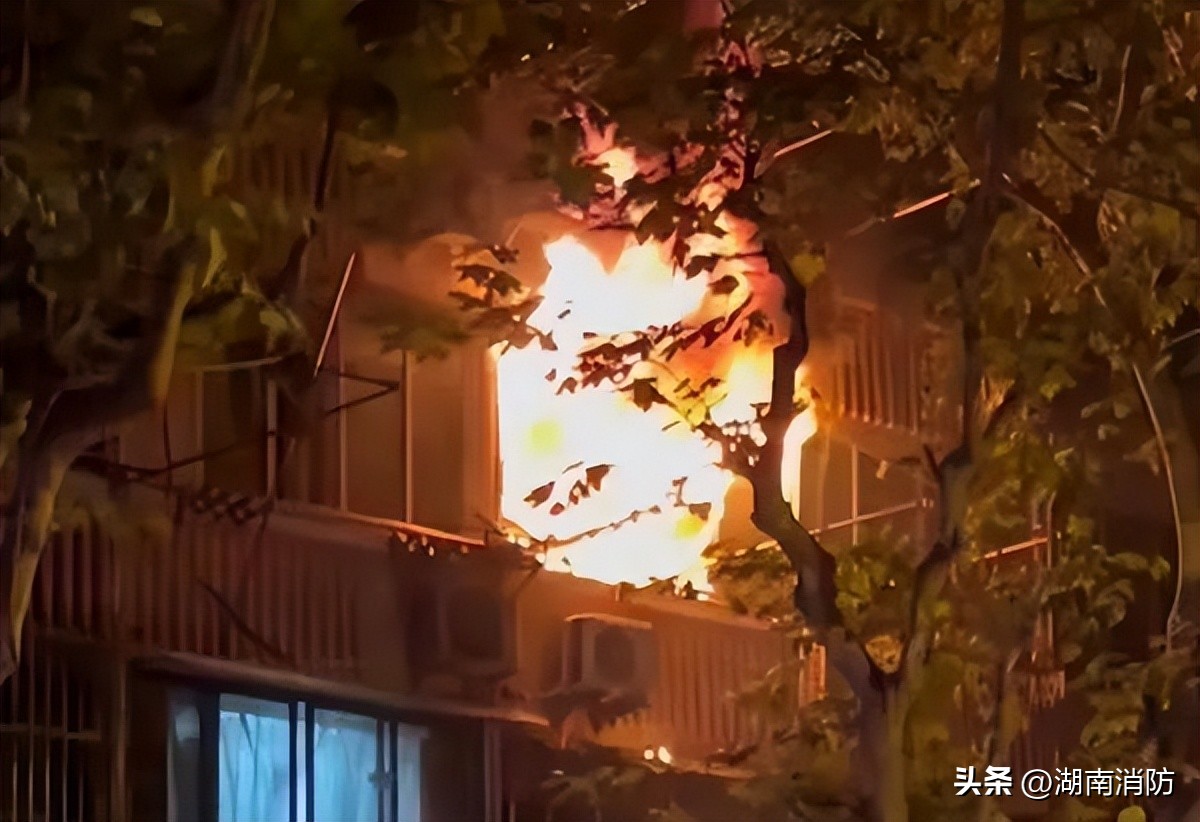 上海一小区突发火灾,上海一小区凌晨突发火灾