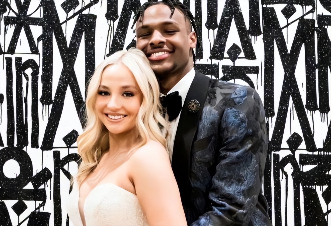 布朗尼住院2两天，白人女友全程陪伴！身材傲人性感堪称人间*物尤**