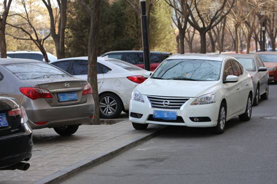 女子占道停车10多天车被铲车铲走,女子占小吃摊位停车20天