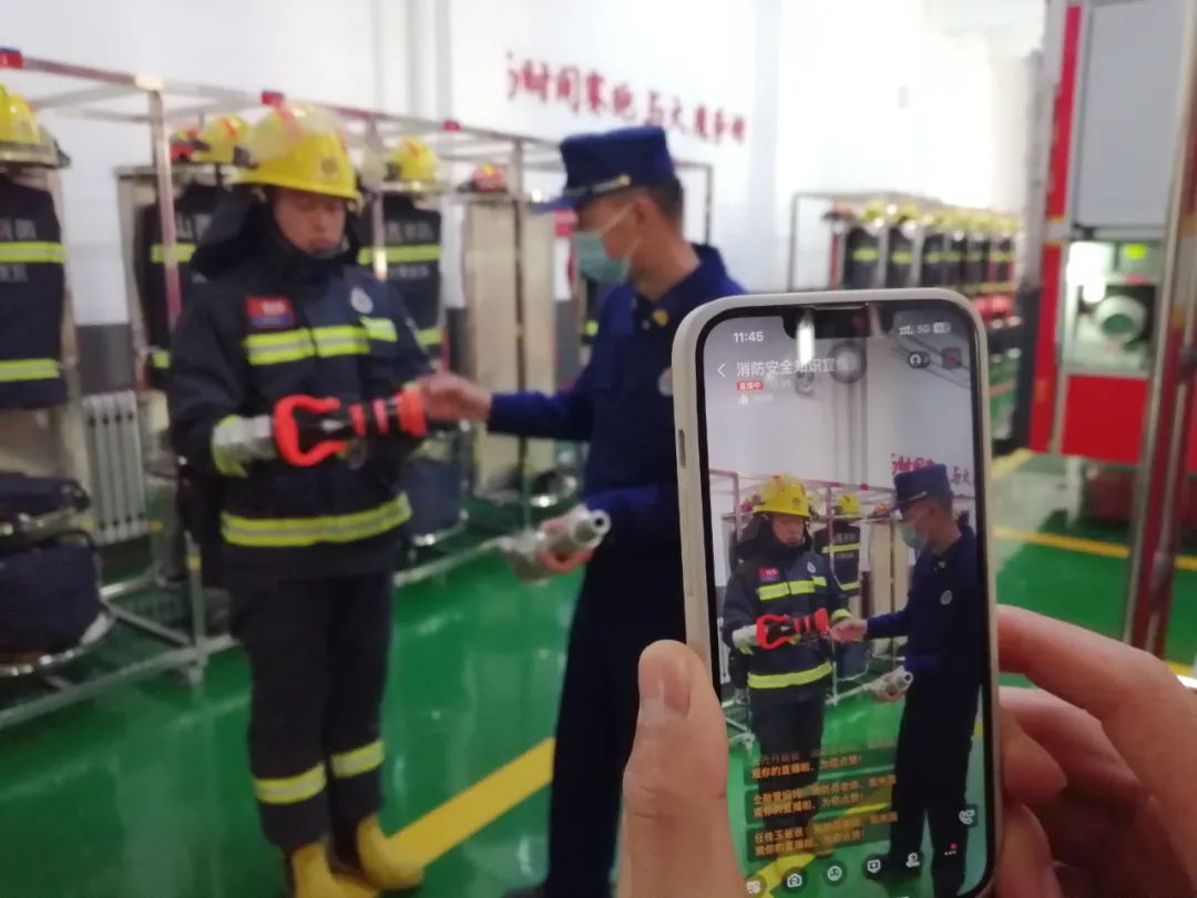 消防安全进百校宣传教育系列活动,走进学校开展消防安全宣传第一课