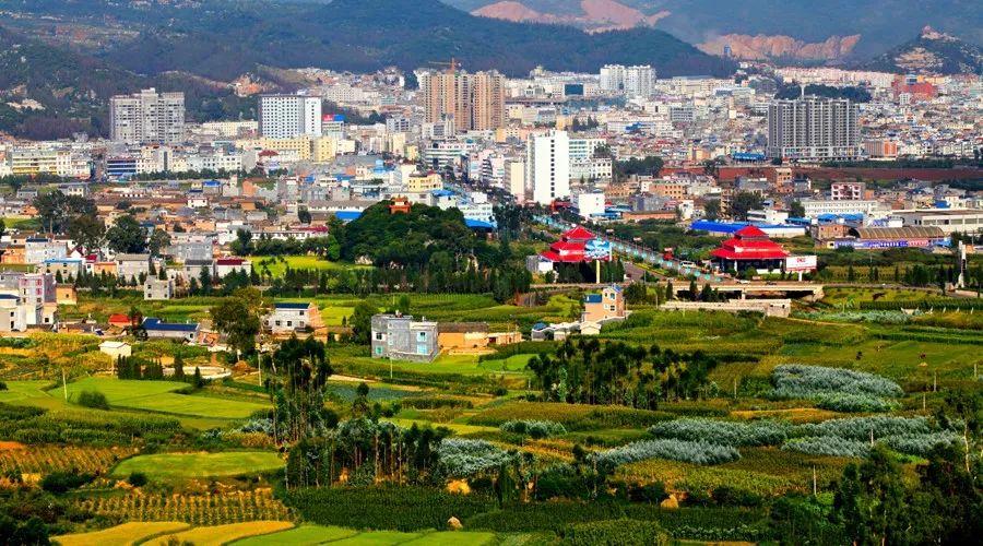 奋进新时代建功新征程走进老区,泸西红土地