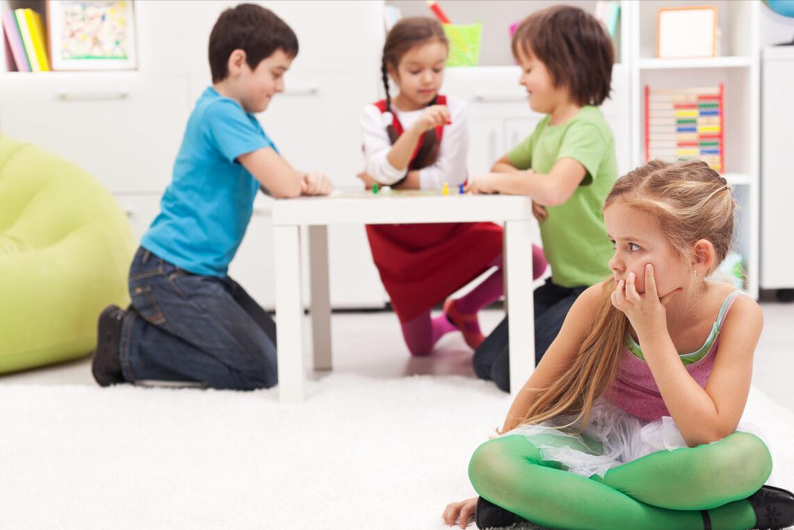 孩子交友受到排挤怎么教育,交友被排挤