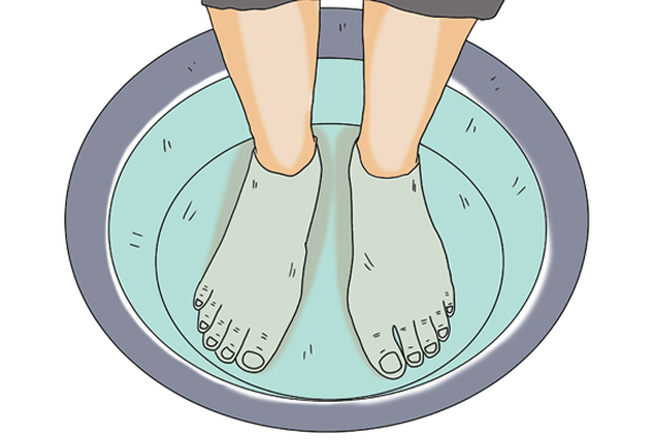 脚后跟干裂起硬皮缺少维生素b6,脚后跟干裂吃维生素b12行吗