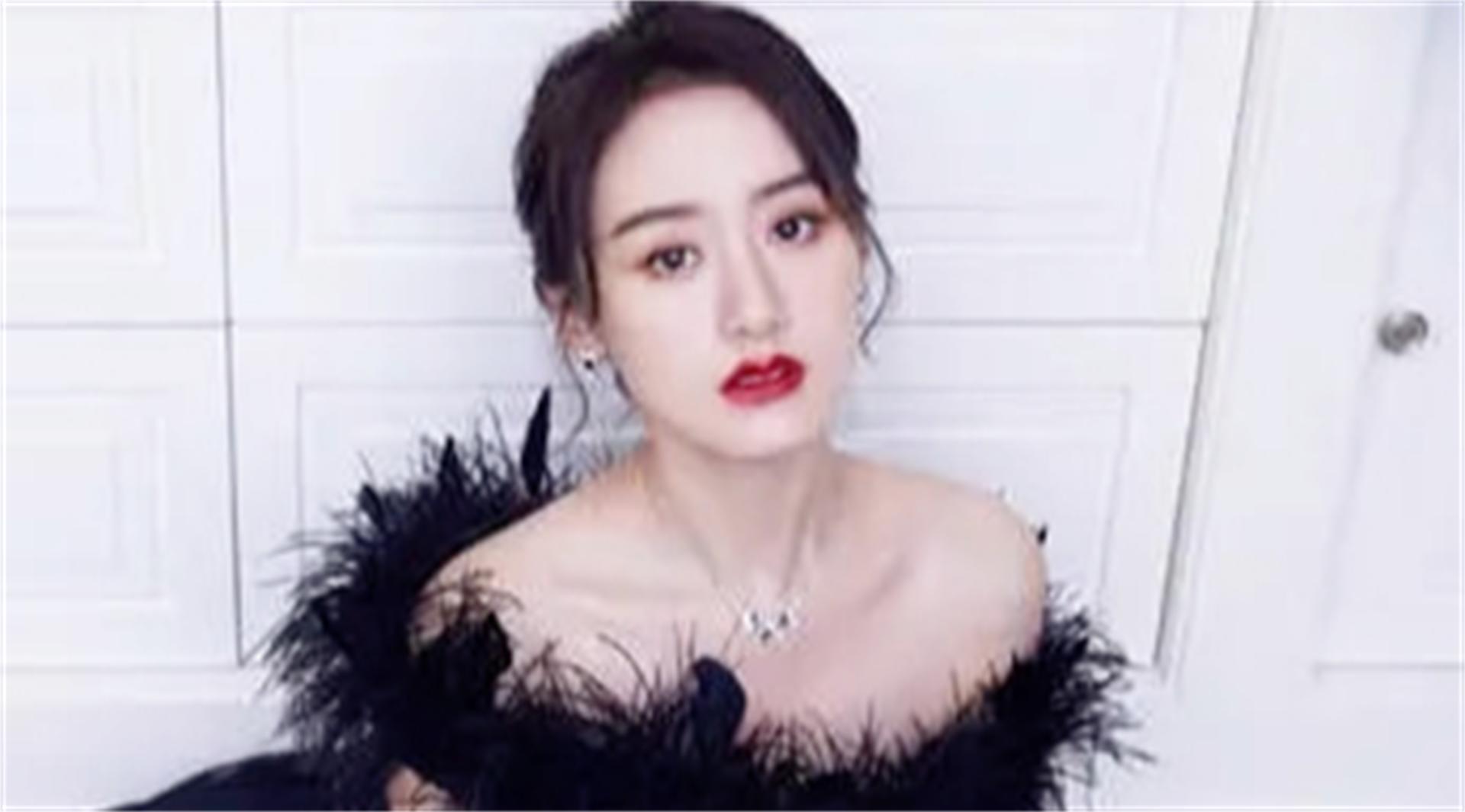 她曾被誉为娱乐圈校花,她被称为最美校花