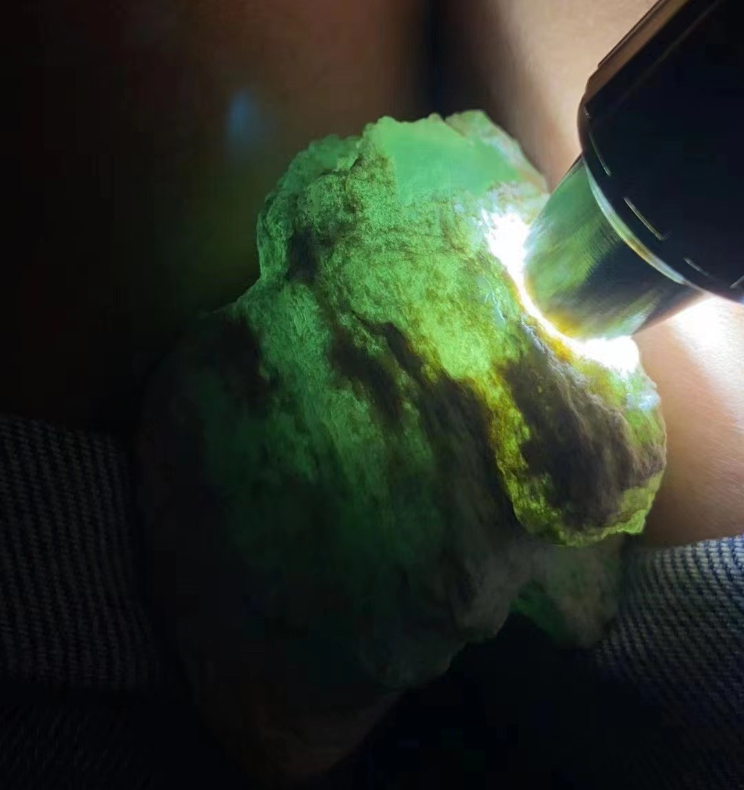 冰种天空蓝和蓝水翡翠哪个好,正冰天空蓝翡翠成品