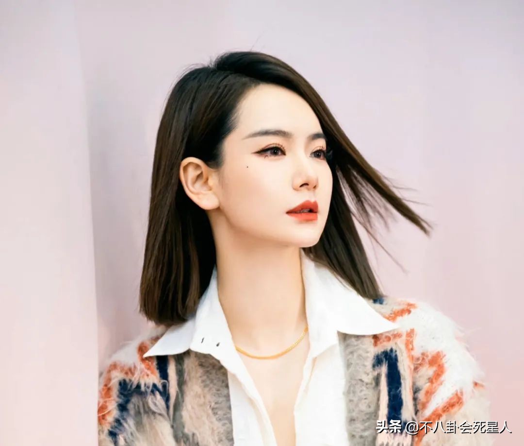 景甜悲伤蛙双眼皮照片,明星割双眼皮前后对比图