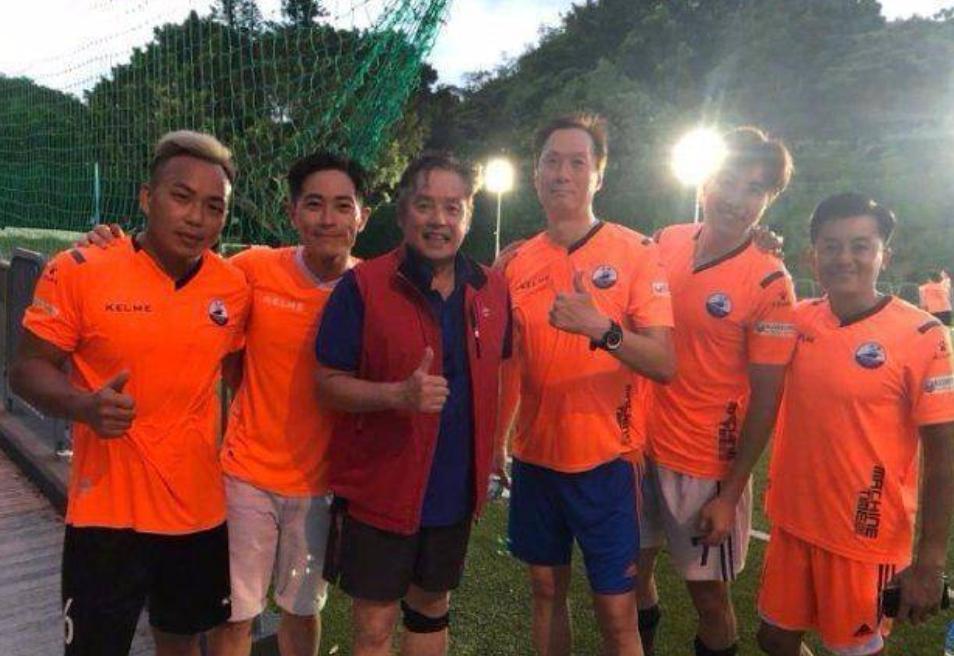 谭咏麟足球现场唱的什么歌,谭咏麟歌坛地位怎样