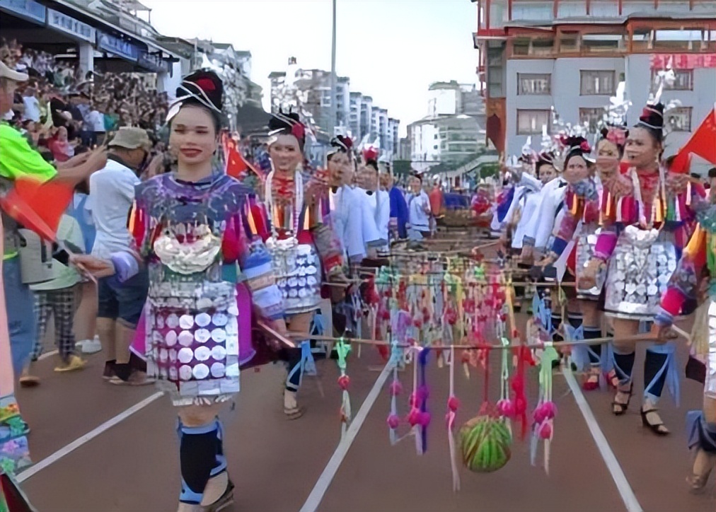 贵州村超现场有多少观众,体育赛事解说名场面韩乔生