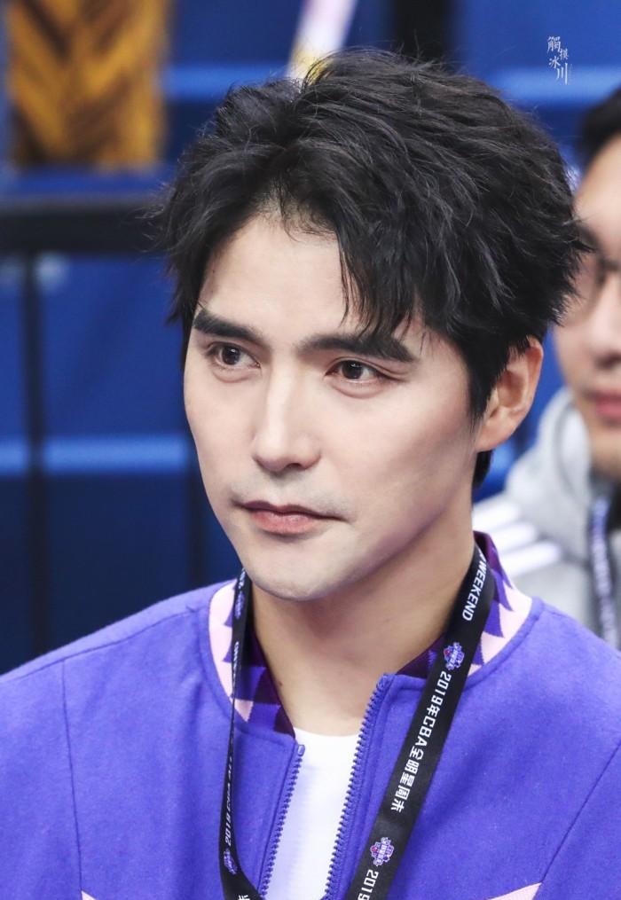 鲁豫相差19岁“母子恋”曝光，疑似已同居，同一单元共用一个车位