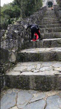 一哥们在殡仪馆守灵，闲着无聊，半夜用手机搜附近的人