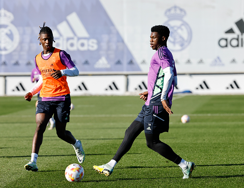 传了4年价格终于正常了！曼联盯上意甲顶级中场，皇马阿森纳竞争