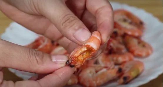 为什么虾头蓝色不能吃,虾头有黄色东西能吃吗