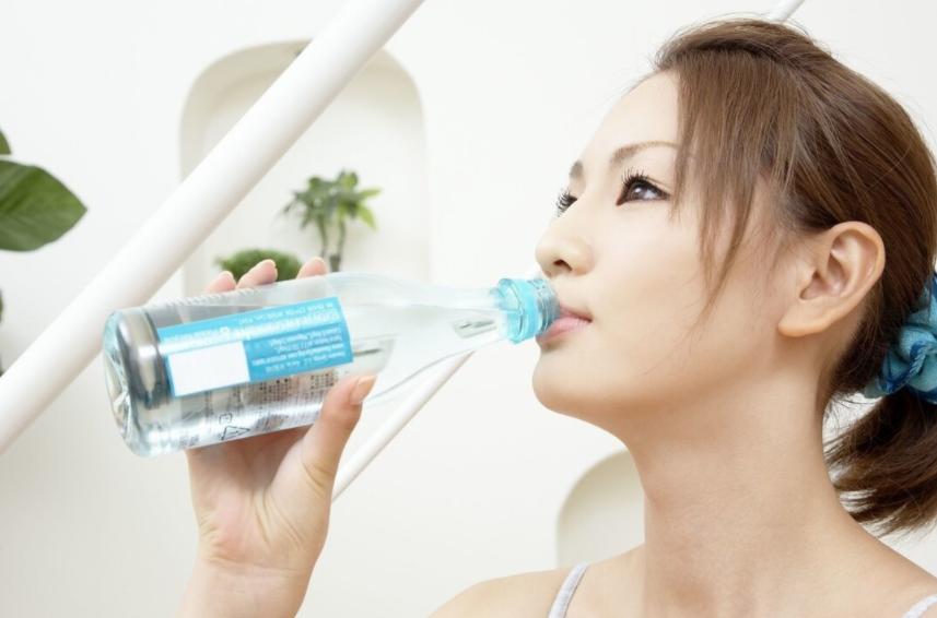 晚上睡觉嘴发干发渴是怎么回事,晚上嘴发干要喝水什么原因