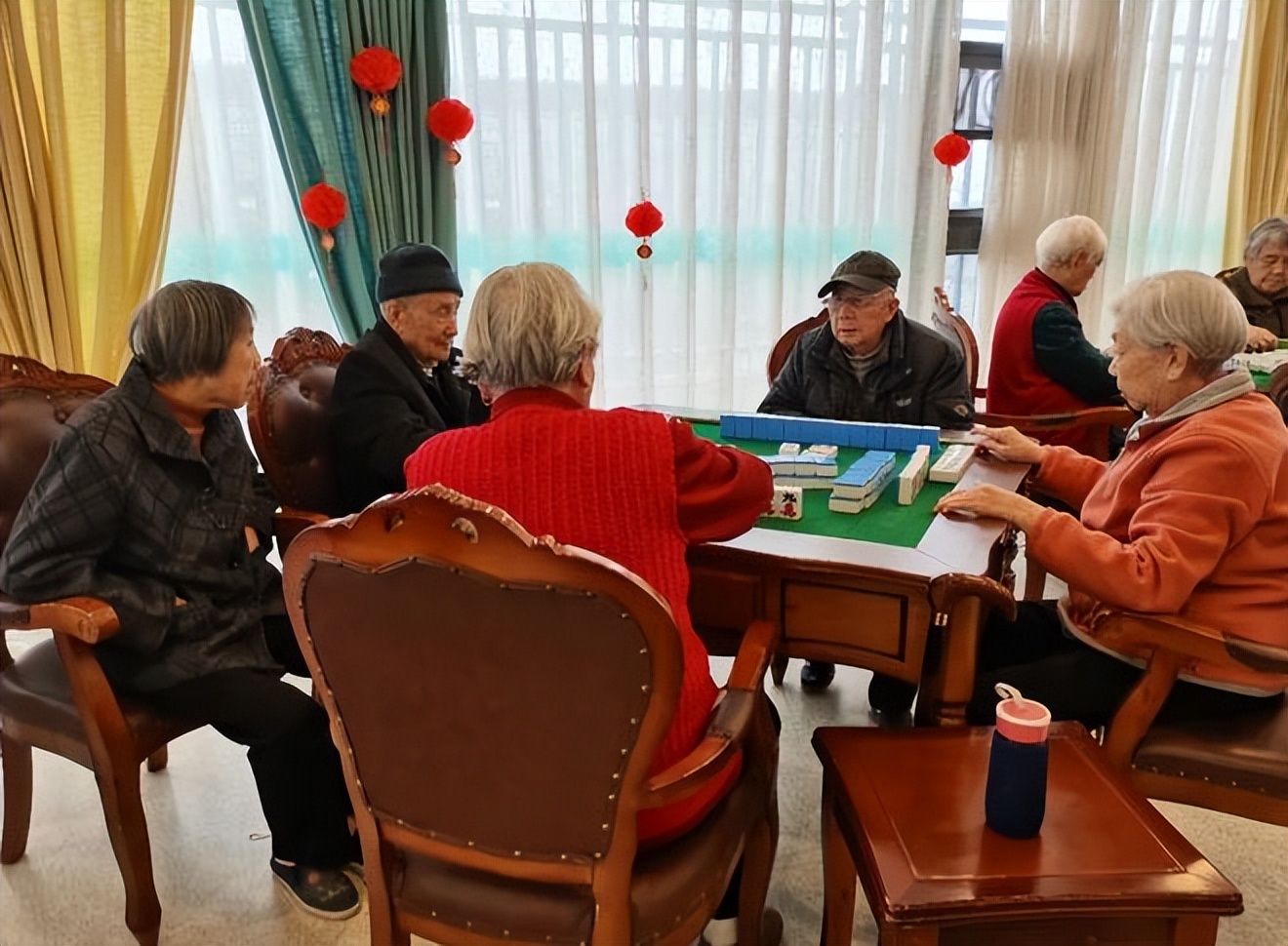 养老院护工自述：给人划等级，有儿子的不欺负，给红包会额外照顾