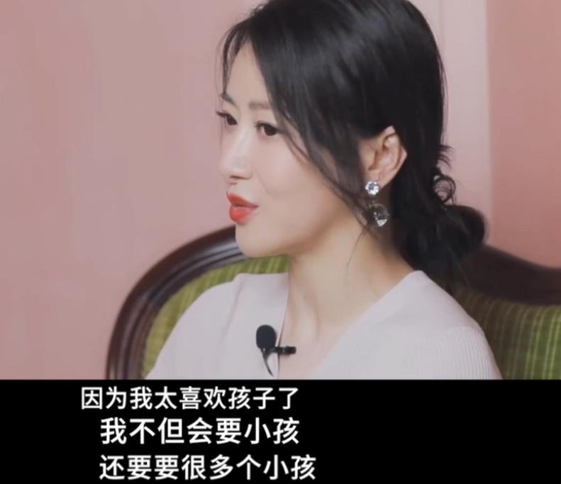 47岁陈紫函逛超市买菜，背万元奢侈品包挤地铁出行！没架子接地气