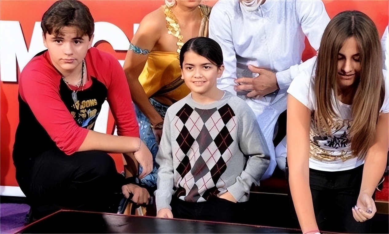 2009年杰克逊去世：长子遗传白癜风，女儿14岁被侵犯，幼子最像他