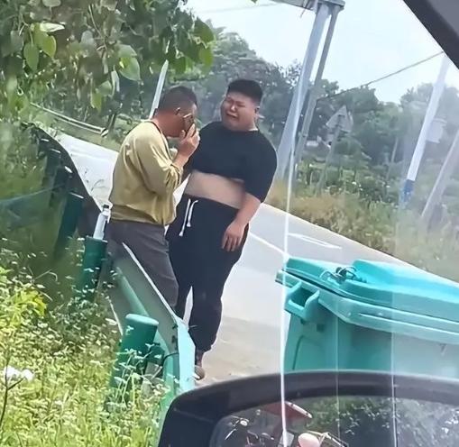 8岁壮汉骑车撞人,壮汉骑车撞人后猛哭