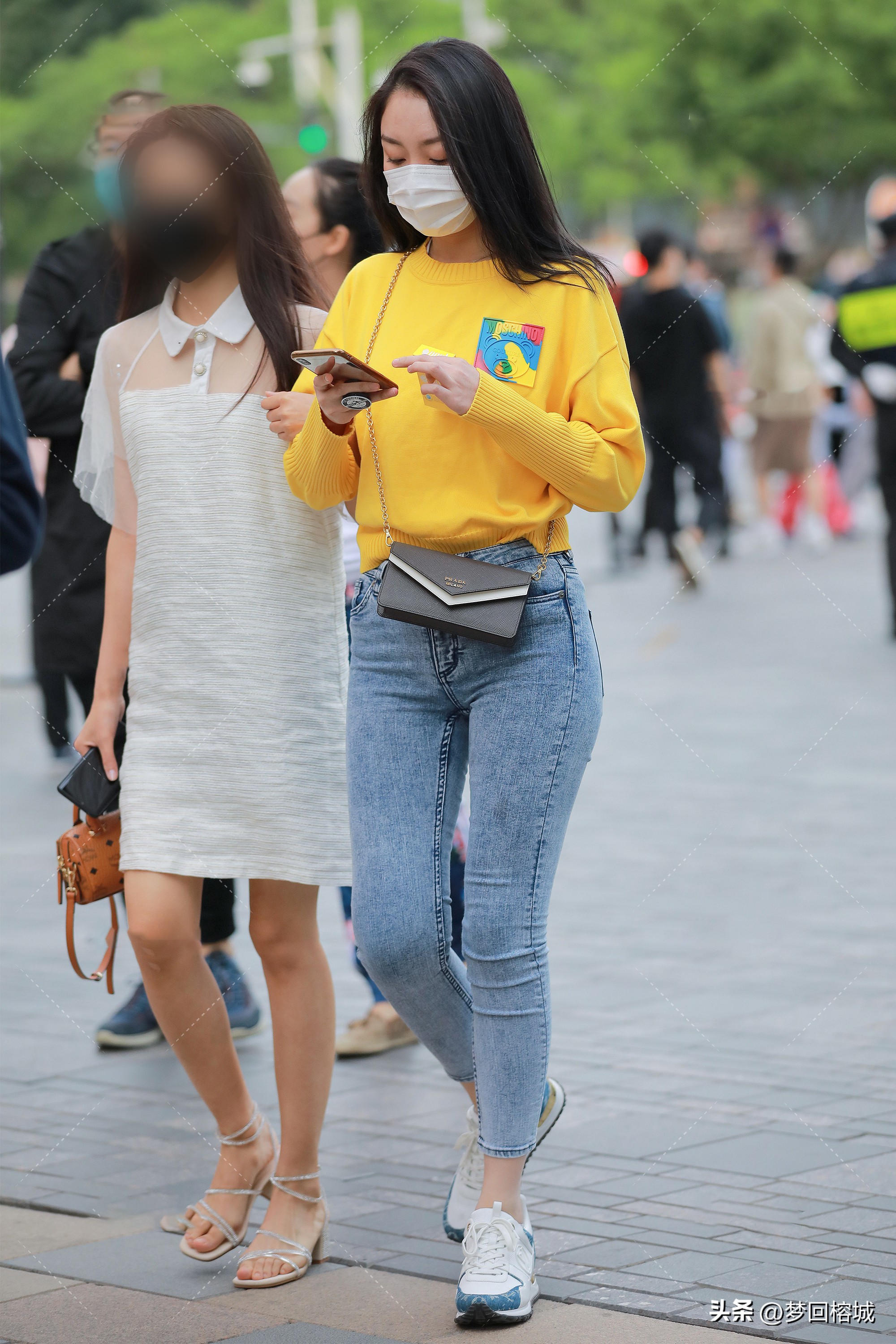 春秋喇叭牛仔裤街拍,街拍杏色牛仔裤