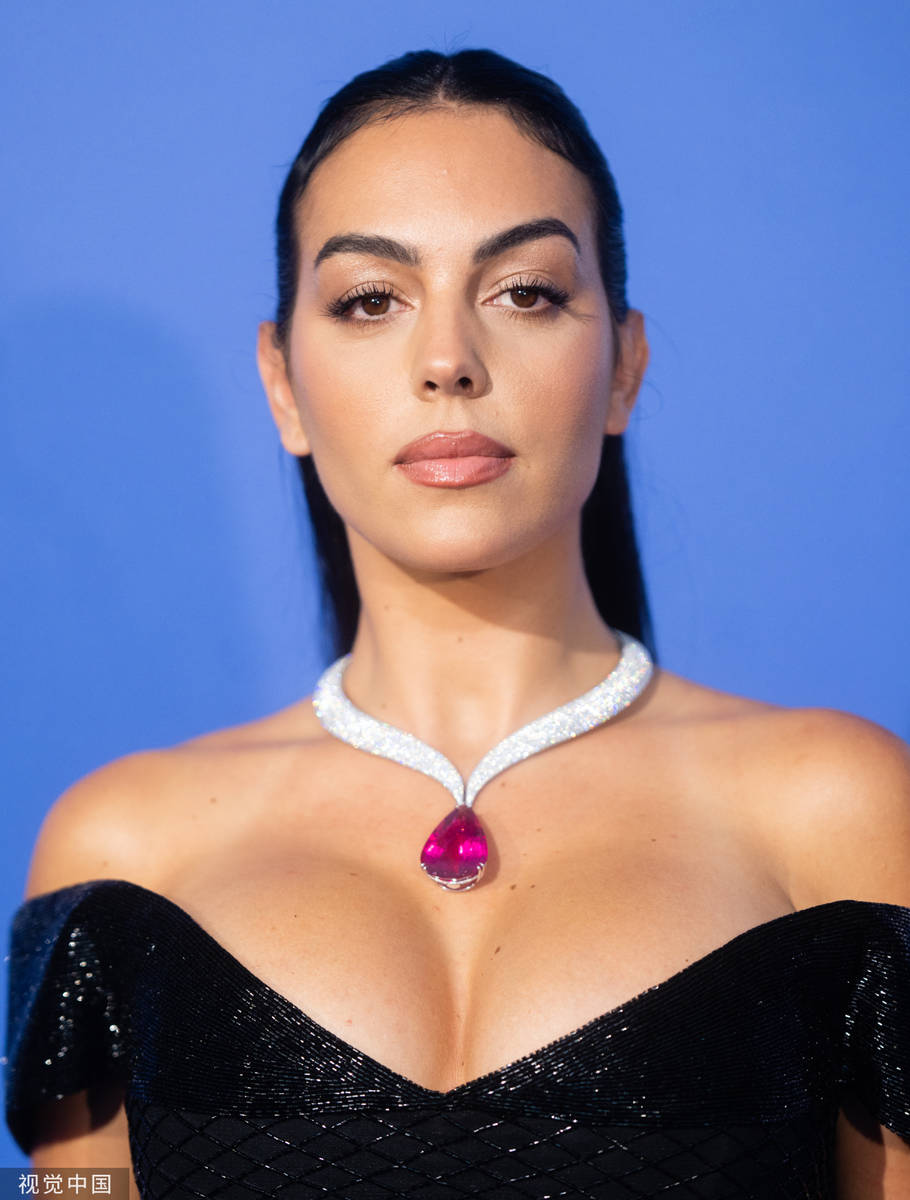 c罗晒与女友乔治娜合影,c罗与女友乔治娜海边写真