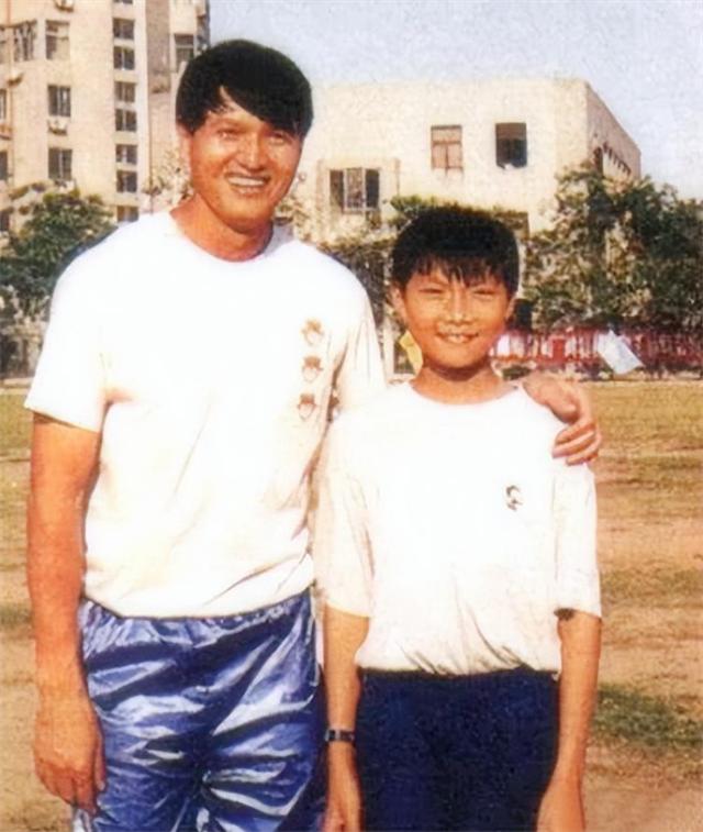 易建联为何娶荆灵,易建联妻子荆灵简历