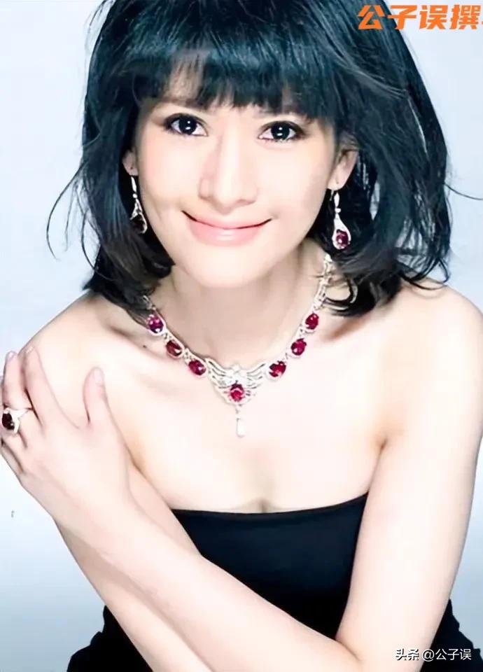 一张和冯小刚的“夜宿门”照片，彻底撕下了沈星的遮羞布