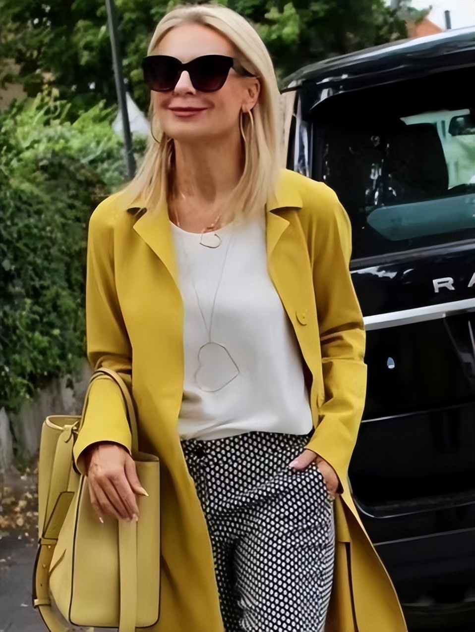 适合中老年人的时尚穿搭,中老年妇女怎么穿搭才好看年轻