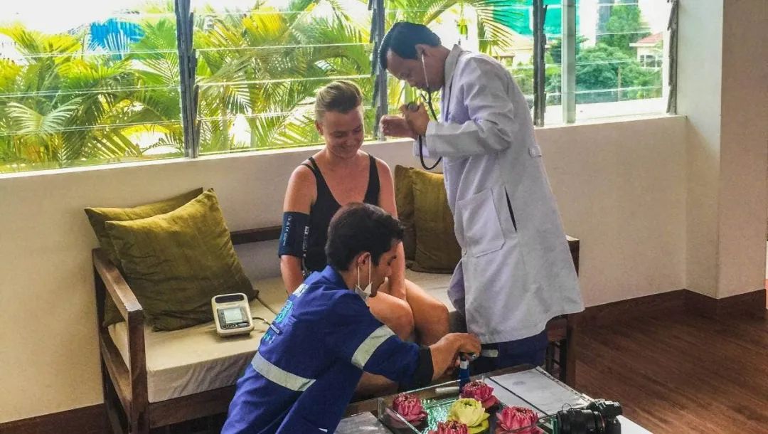 这对年轻夫妻放弃高薪，旅行2年花光存款，潇洒8年后向全网凡尔赛