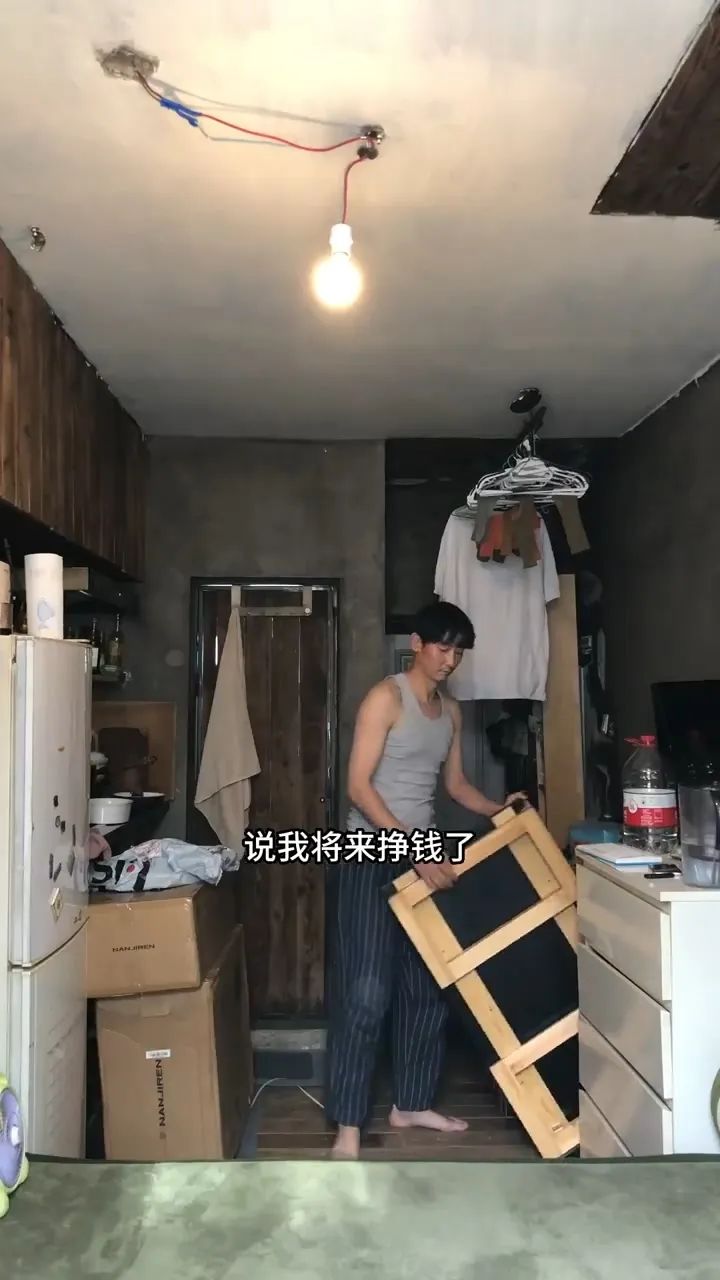 著名演员演戏10年，却蜗居二环10㎡，存款5位数：这么穷？我不信