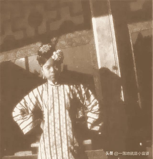 30张老照片:女子依洋人怀,*片鸦**烟枪手中持,白日梦中沉醉