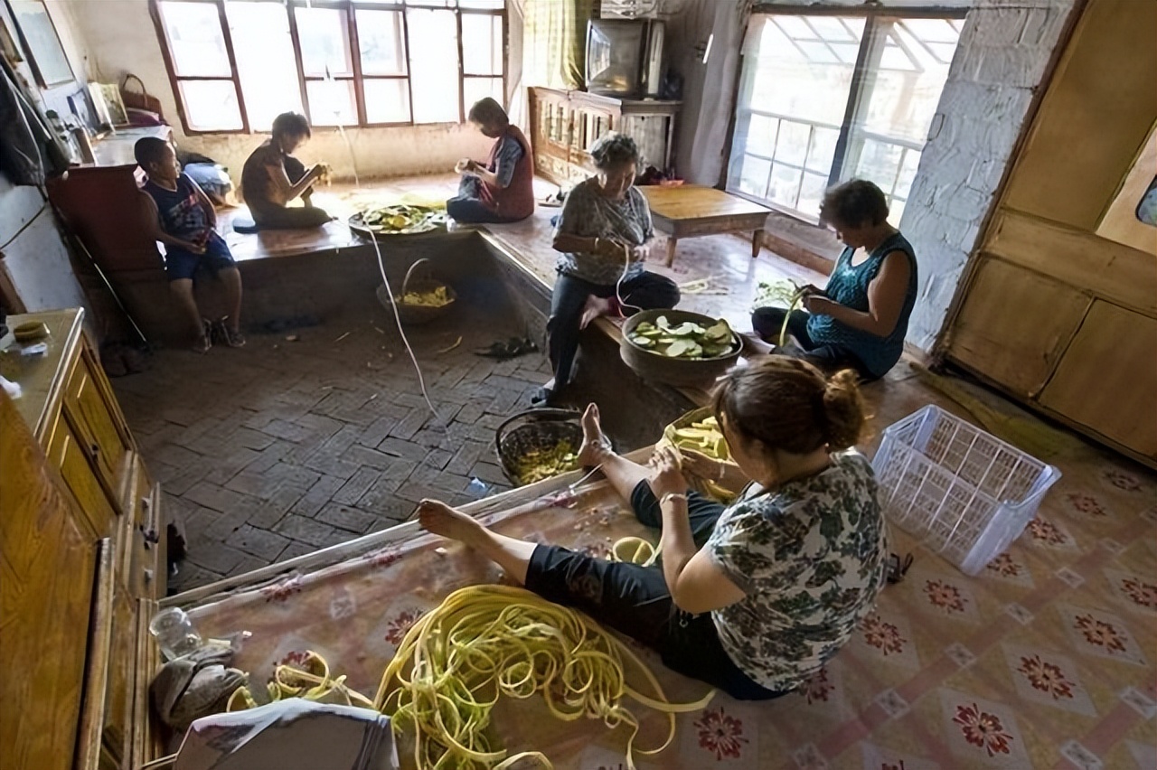 东北全家人睡一个炕上不尴尬吗,为什么东北人睡觉全家人都睡