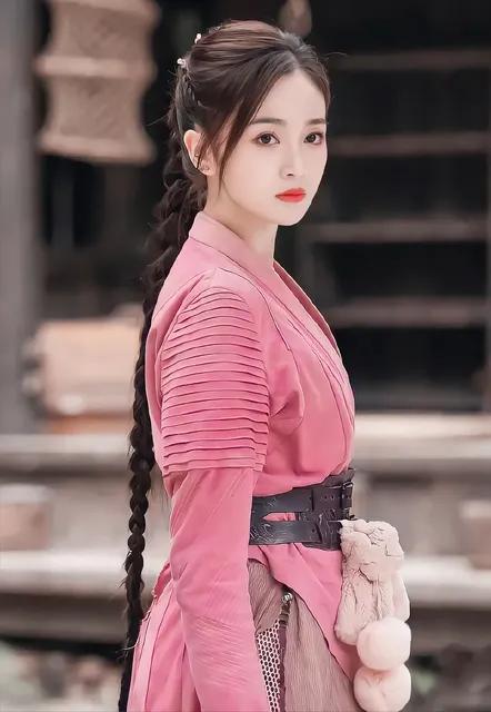 演4部剧，收入上亿元，日收入30万以上，娱乐圈的豪，无人可知