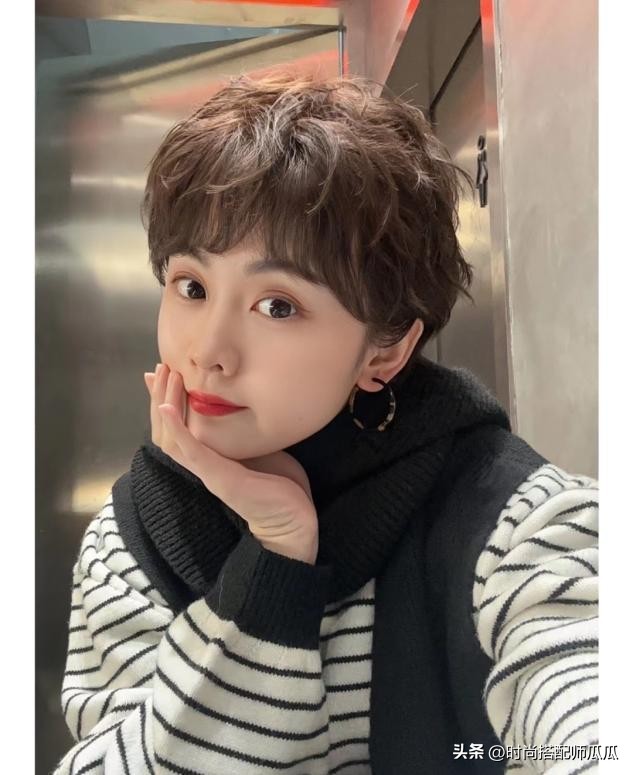 适合发量少减龄的烫发,别再留中间长两边短的发型