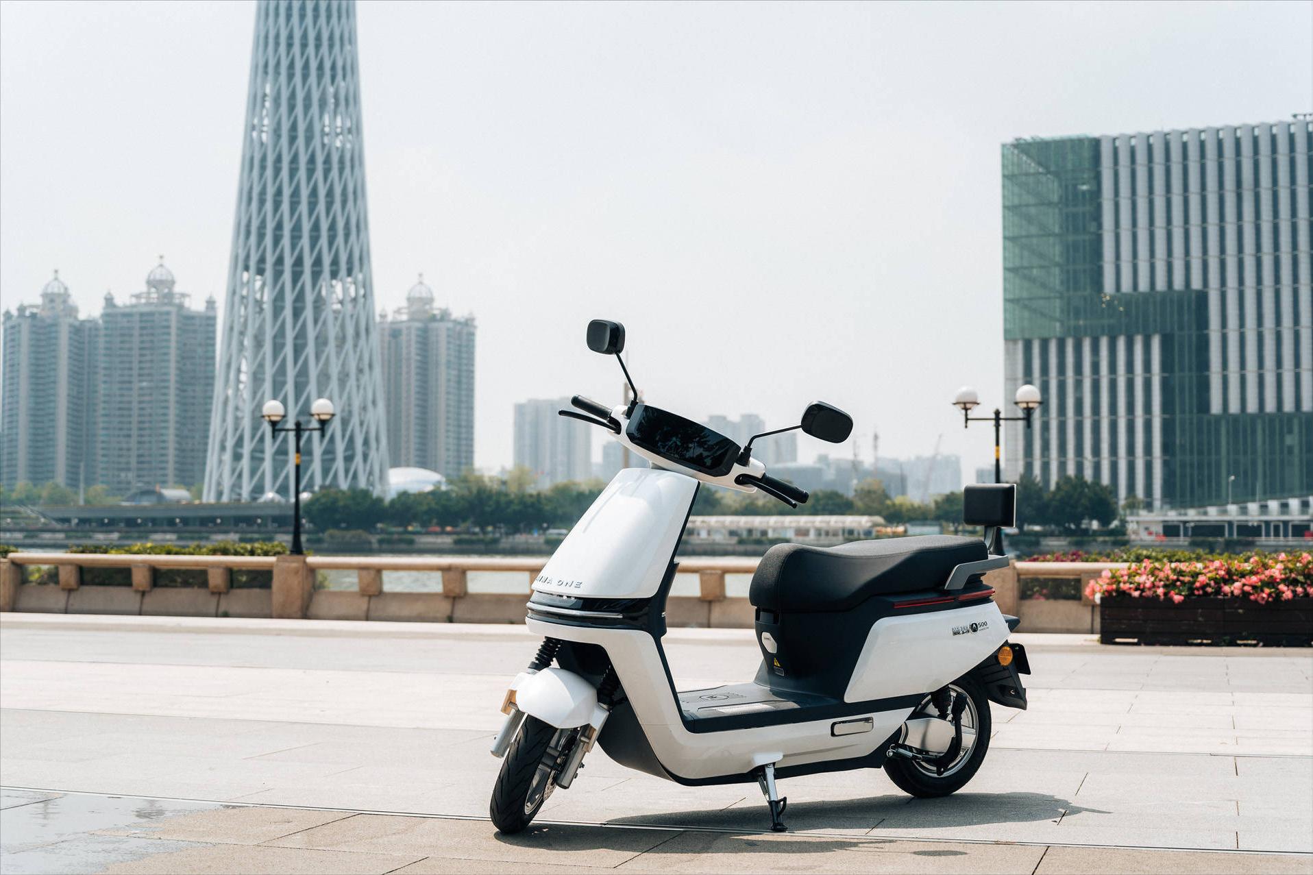 铅酸电池石墨烯和锂电池哪个更好,锂电石墨烯电池与铅酸电池的区别