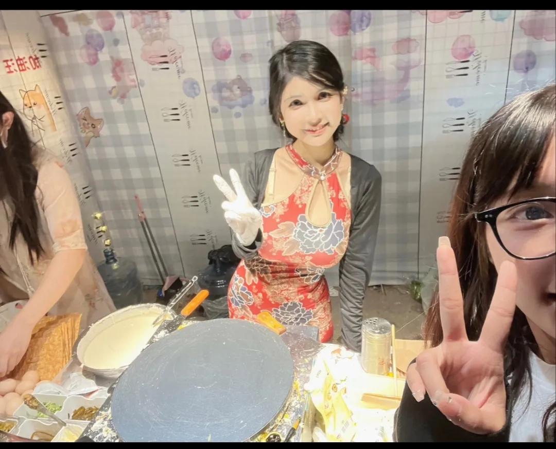 貌美“狗头萝莉”谈穿旗袍摊煎饼，曾被男友爆大尺度视频