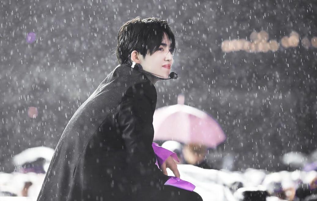 青少年应该如何正确看待偶像崇拜,应该制止学生的偶像崇拜行为吗