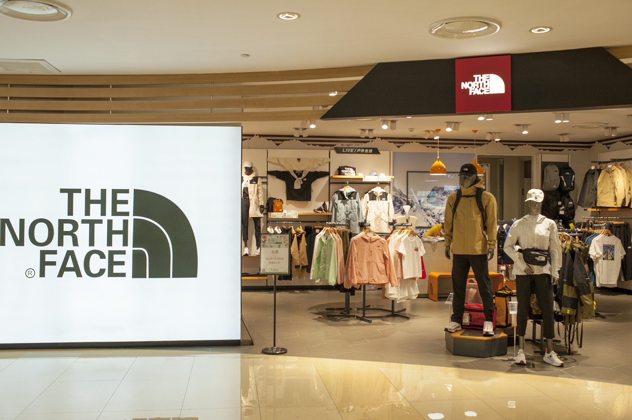 加拿大鹅与北面一个档次吗,北面和加拿大鹅合作过吗