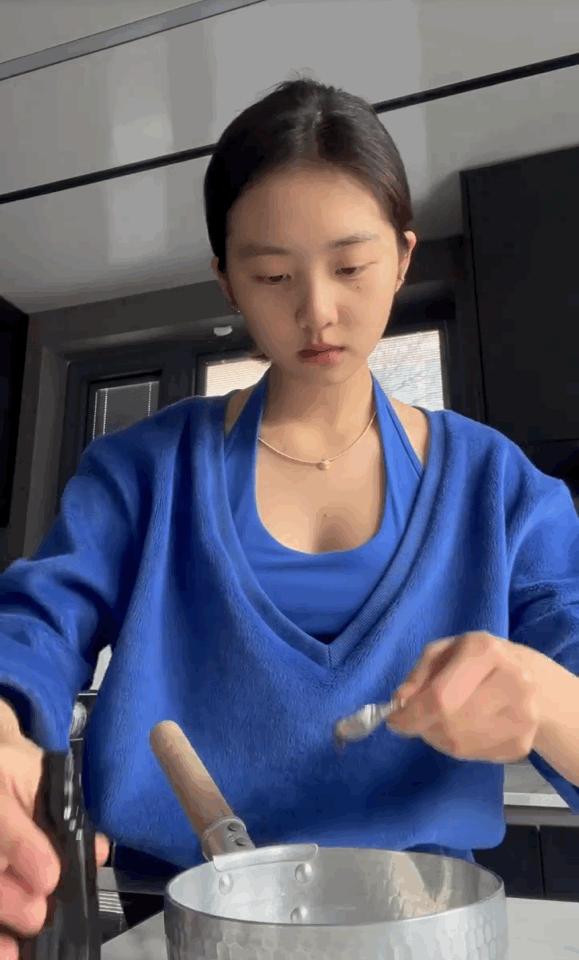 有一种尴尬叫“星二代玩性感”，*裤底**胸部全露，让明星父母都脸红