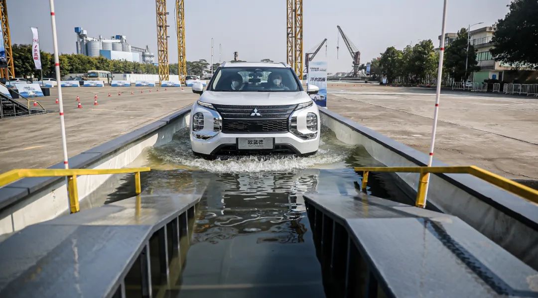 欧蓝德越野试驾视频,玩越野就应该去沙漠任你狂奔